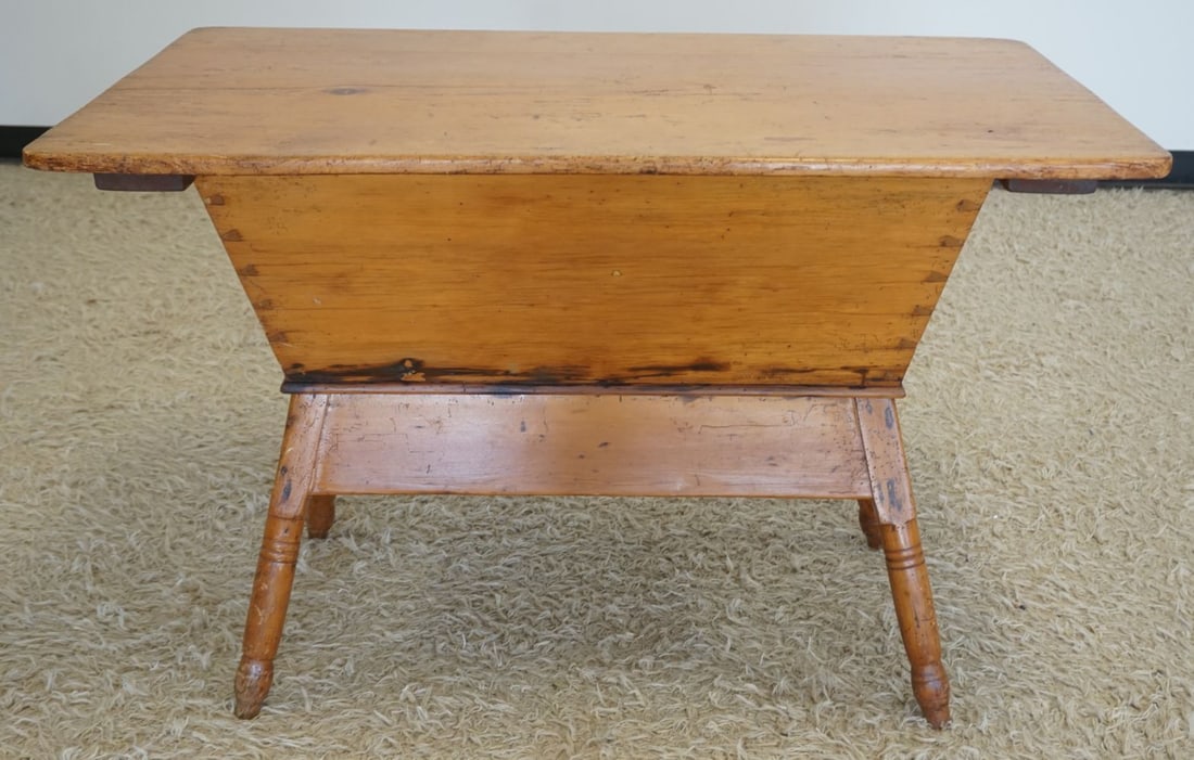 ANTIQUE PINE DOUGH BOX ON LEGS (1 of 3)