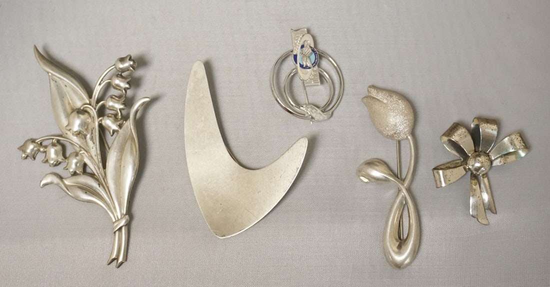 STERLING SILVER PIN ASSORTMENT: STERLING SILVER PIN ASSORTMENT INCLUDING TULIP MARKED THAILAND, BOOMERANG MARKED BEAU AND BOW MARKED DANECRAFT. 1.25 TOZ