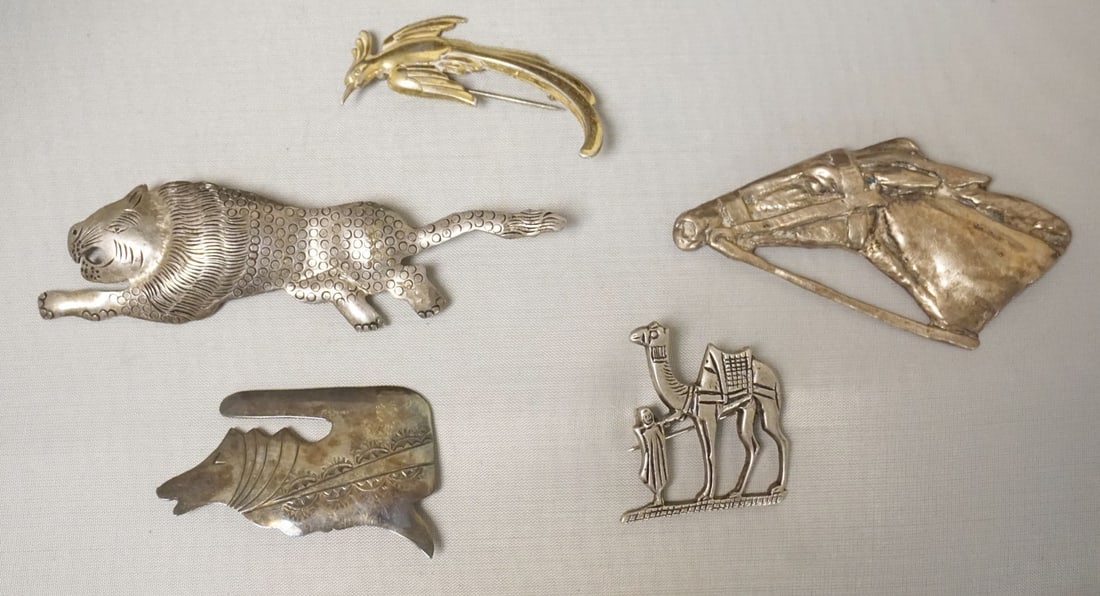 STERLING SILVER ASSORTMENT OF ANIMAL PINS: STERLING SILVER ASSORTMENT OF ANIMAL PINS INCLUDING CAMEL MARKED JERUSALEM AND BIRD MARKED FORSTNER. 1.61 TOZ