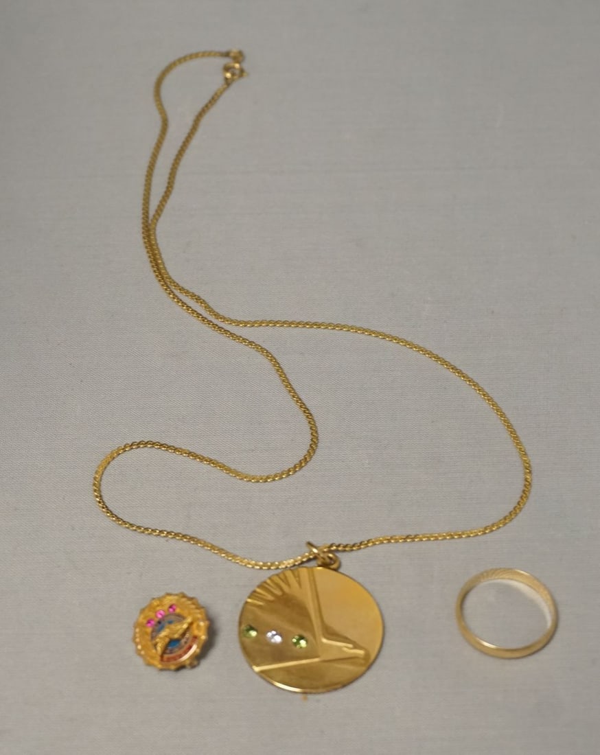 GOLD JEWELRY: GOLD JEWELRY INCLUDING 14K BAND, 10K MEDALLION AND 10K SERVICE PIN