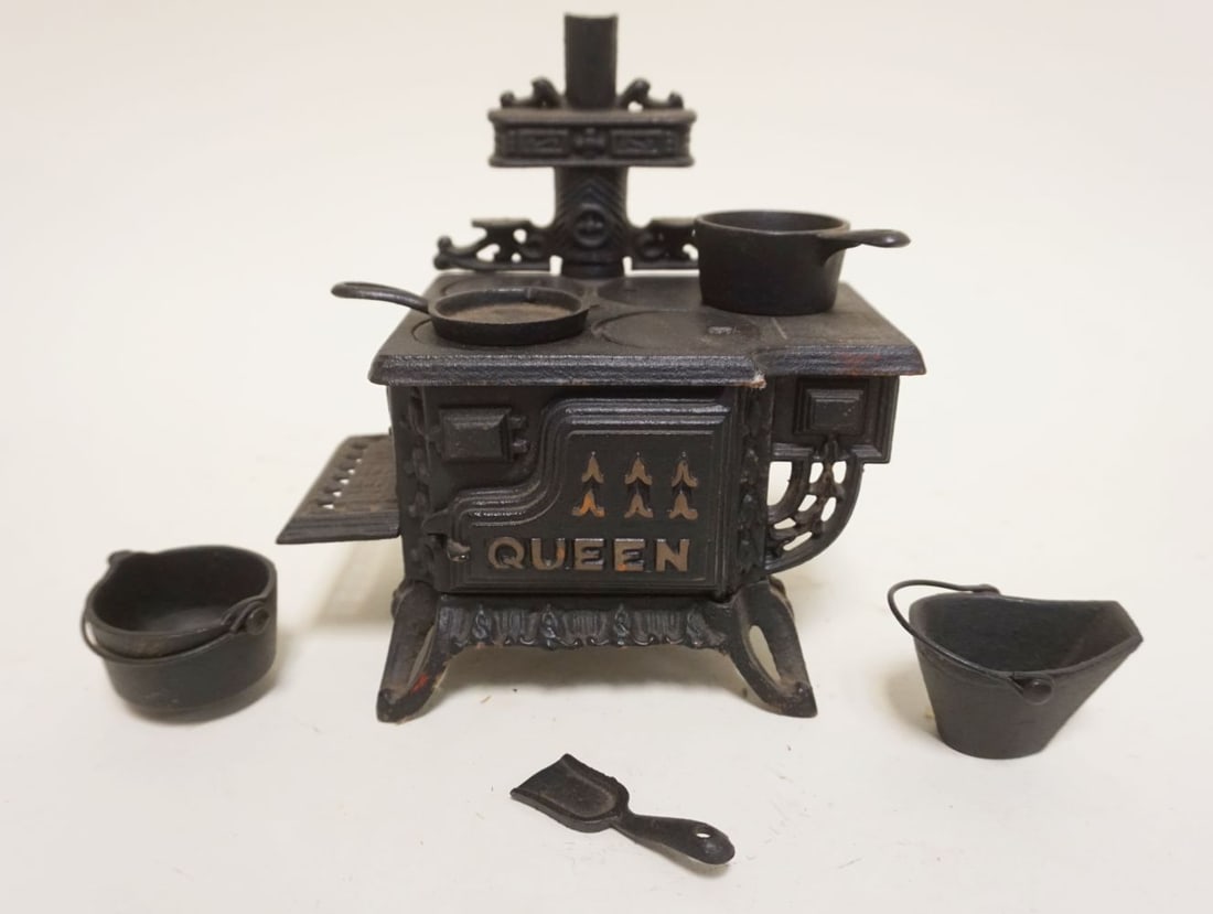 CAST IRON MINIATURE STOVE *QUEEN* (1 of 3)
