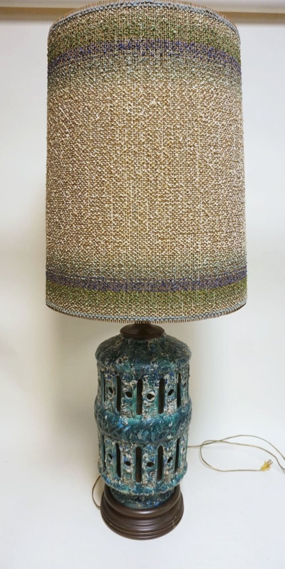 UNUSUAL VINTAGE MCM TABLE LAMP (1 of 6)