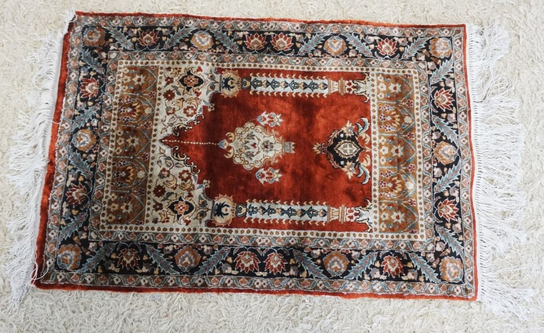 SILK HAND STICHED THROW RUG: SILK HAND STICHED THROW RUG, APPROXIMATELY 37 IN X 24 IN