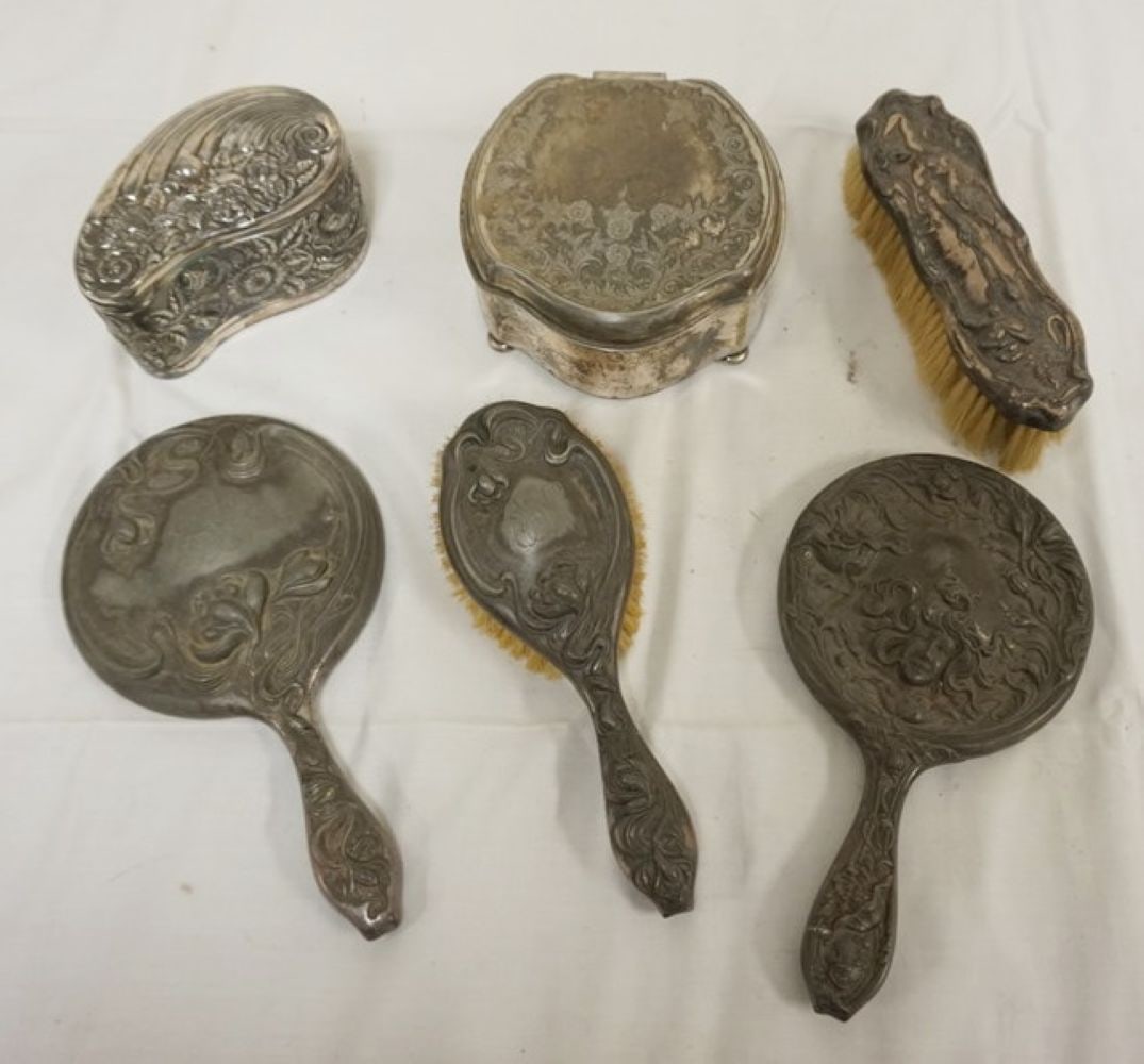 GROUP OF ASSORTED SILVER PLATE DRESSER ITEMS (1 of 3)