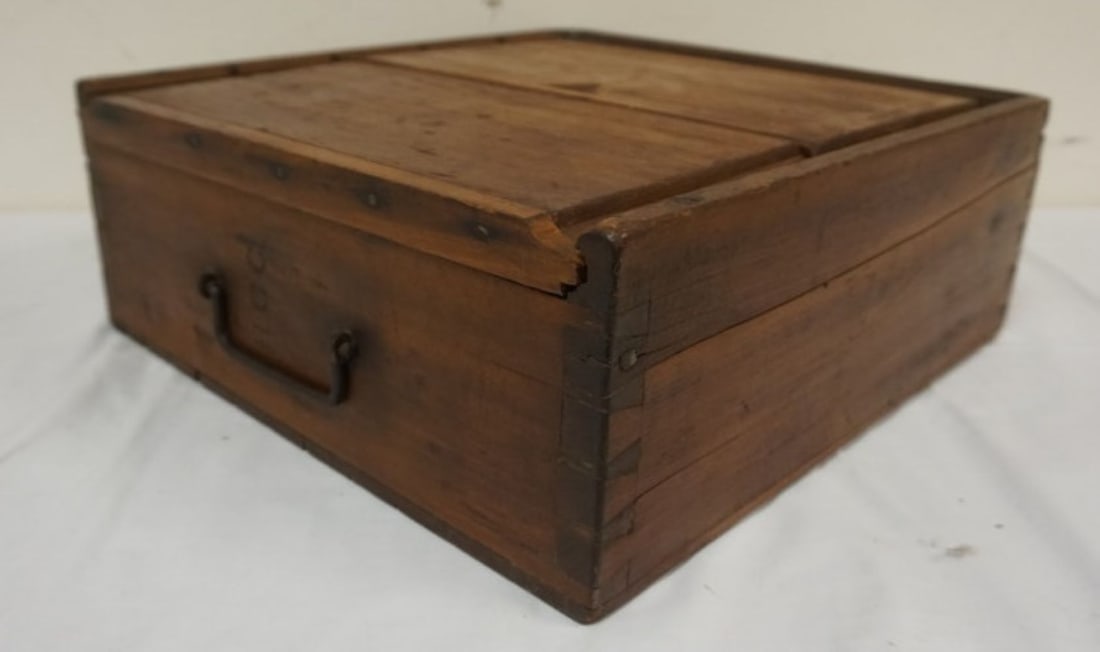 PRIMITIVE WOOD CANDLE BOX (1 of 4)