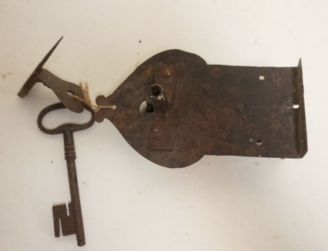 LARGE ANTIQUE HAND FORGED METAL LOCK AND KEY (1 of 3)