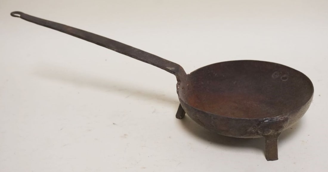 PRIMITIVE WROUGHT IRON HEARTHSIDE SPDER PAN: PRIMITIVE WROUGHT IRON HEARTHSIDE SPDER PAN, APPROXIMATELY 17 IN X 7 IN X 5 IN