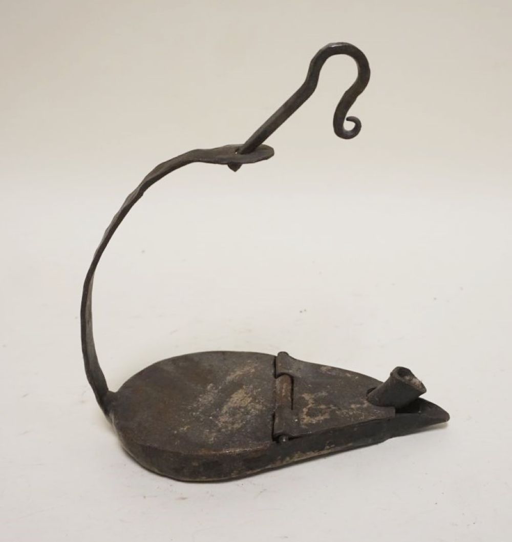PRIMITIVE WROUGHT IRON BETTY LAMP: PRIMITIVE WROUGHT IRON BETTY LAMP, APPROXIMATELY 9 IN X 4 1/2 IN X 7 IN HIGH