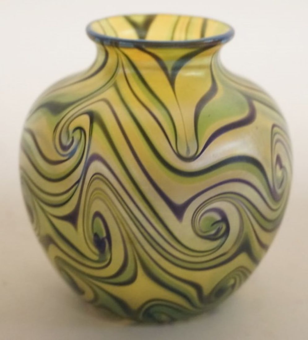 CONTEMPORARY ART GLASS VASE: CONTEMPORARY ORIENT AND FLUME IRIDESENT ART GLASS VASE, ARTIST SIGNED ON BASE, APPROXIMATELY 4 1/4 IN H, DATED 1983