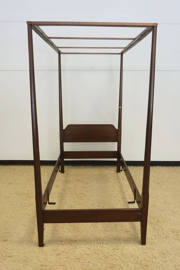 KITTENGER WILLIAMSBURG POSTER BED (1 of 2)