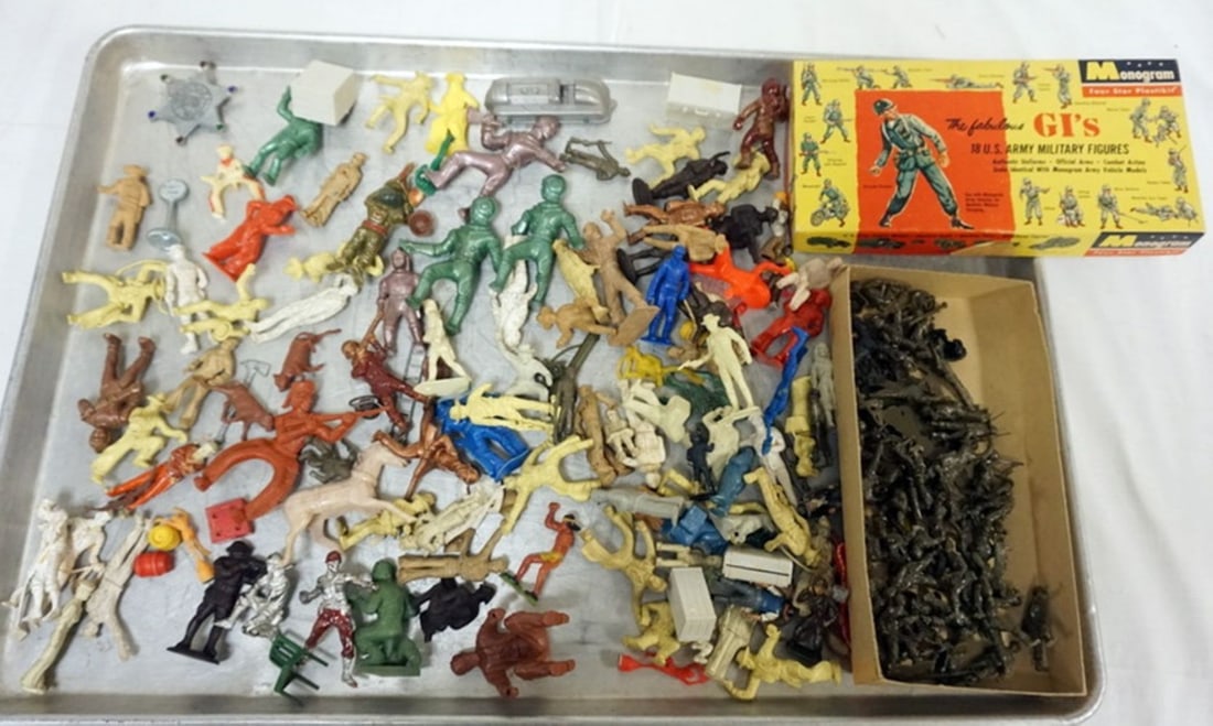 LARGE ASSORTMENT OF VINTAGE TOY FIGURES (1 of 6)