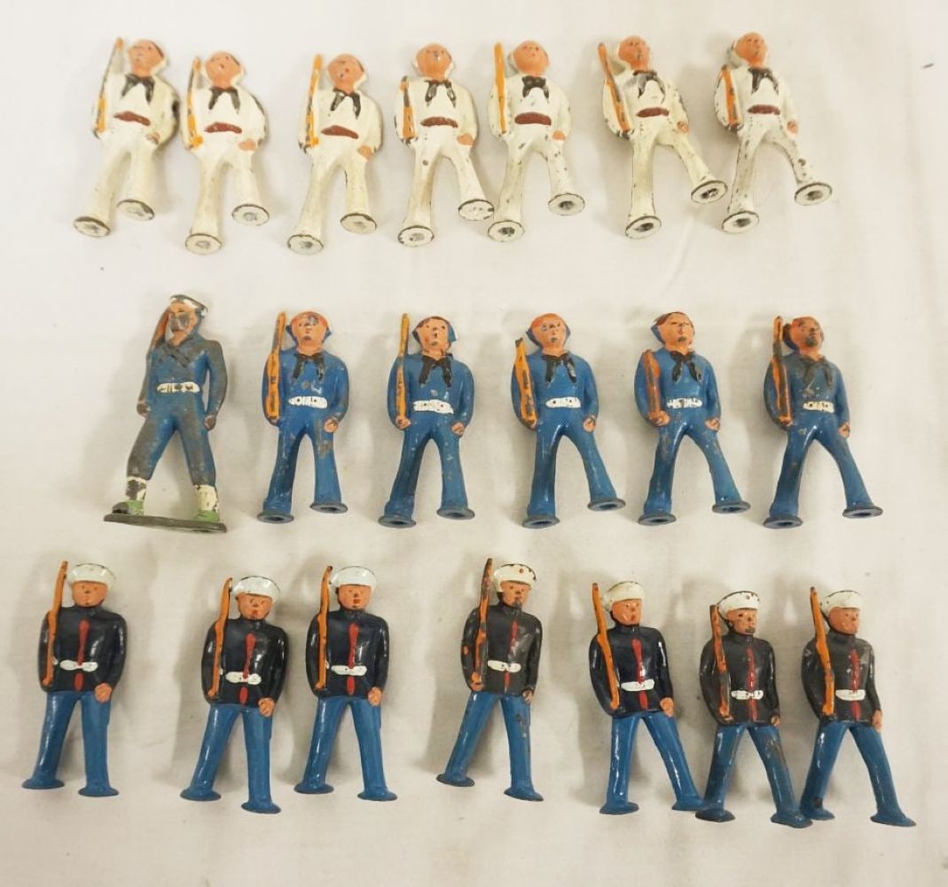 GROUP OF ASSORTED VINTAGE CAST METAL TOY SOLDIERS (1 of 3)