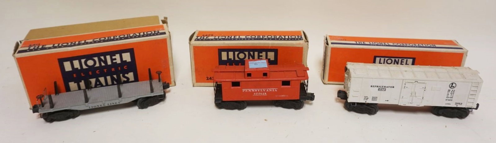 LIONEL O GAUGE TRAIN: LIONEL O GAUGE TRAIN NO 6472 REFRIGERATOR CAR, NO 2472 CABOOSE, NO 2411 FLAT CAR