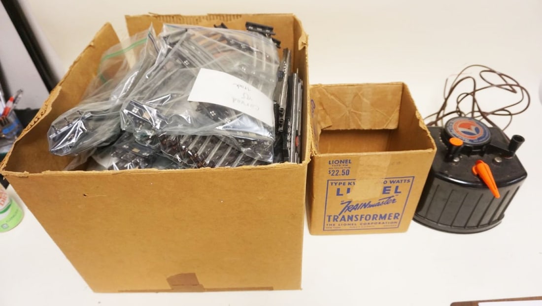 LARGE SELECTION OF LIONEL O GAUGE (1 of 3)