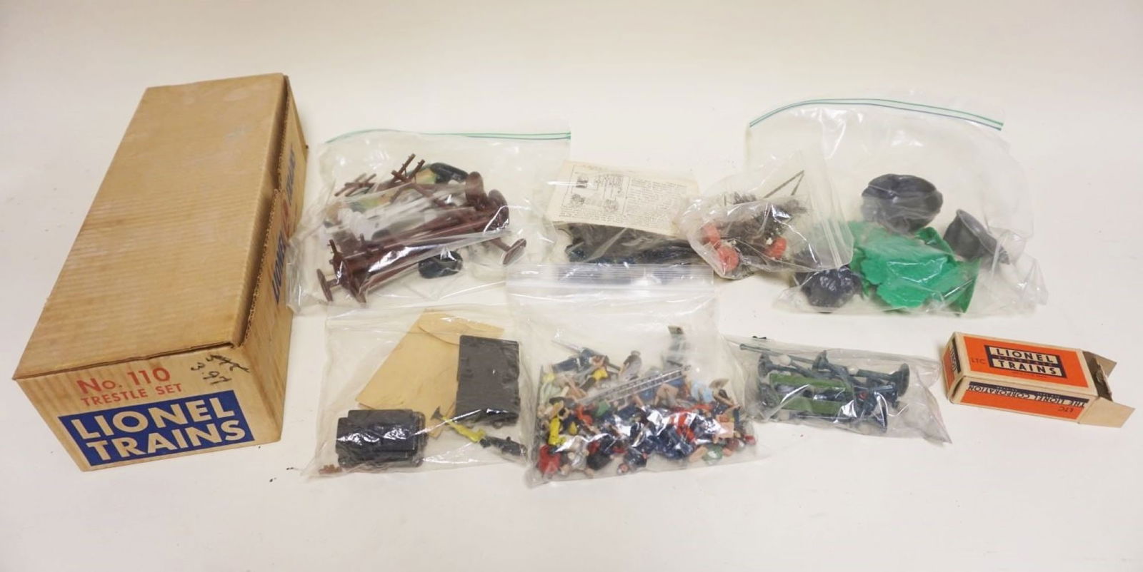 LIONEL TRAIN ACCESSORIES: LIONEL TRAIN ACCESSORIES NO 110 TRESLE SET & PLASTIC TREES, TELPHONE POLE, LIGHTS & PEOPLE