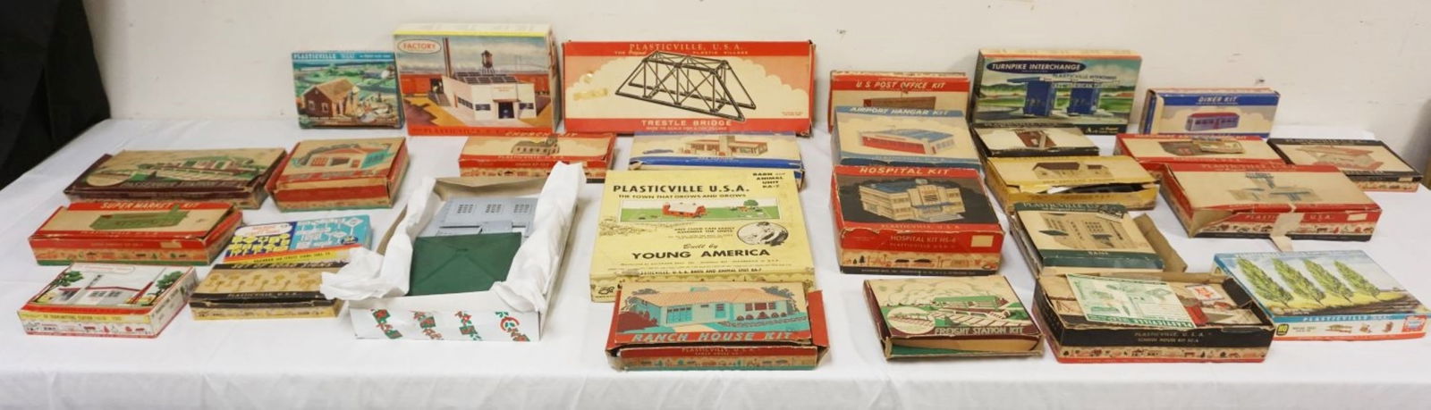 LARGE SELECTION OF VINTAGE PLASTICVILLE HOUSES (1 of 14)