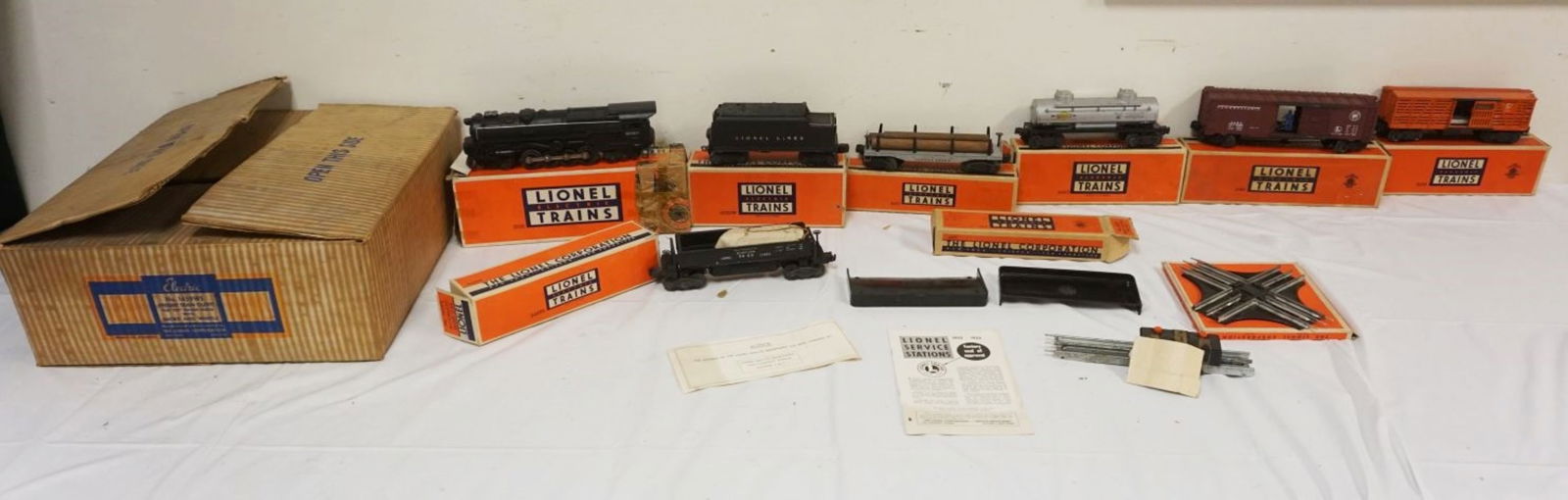 LIONEL TRAIN (1 of 17)