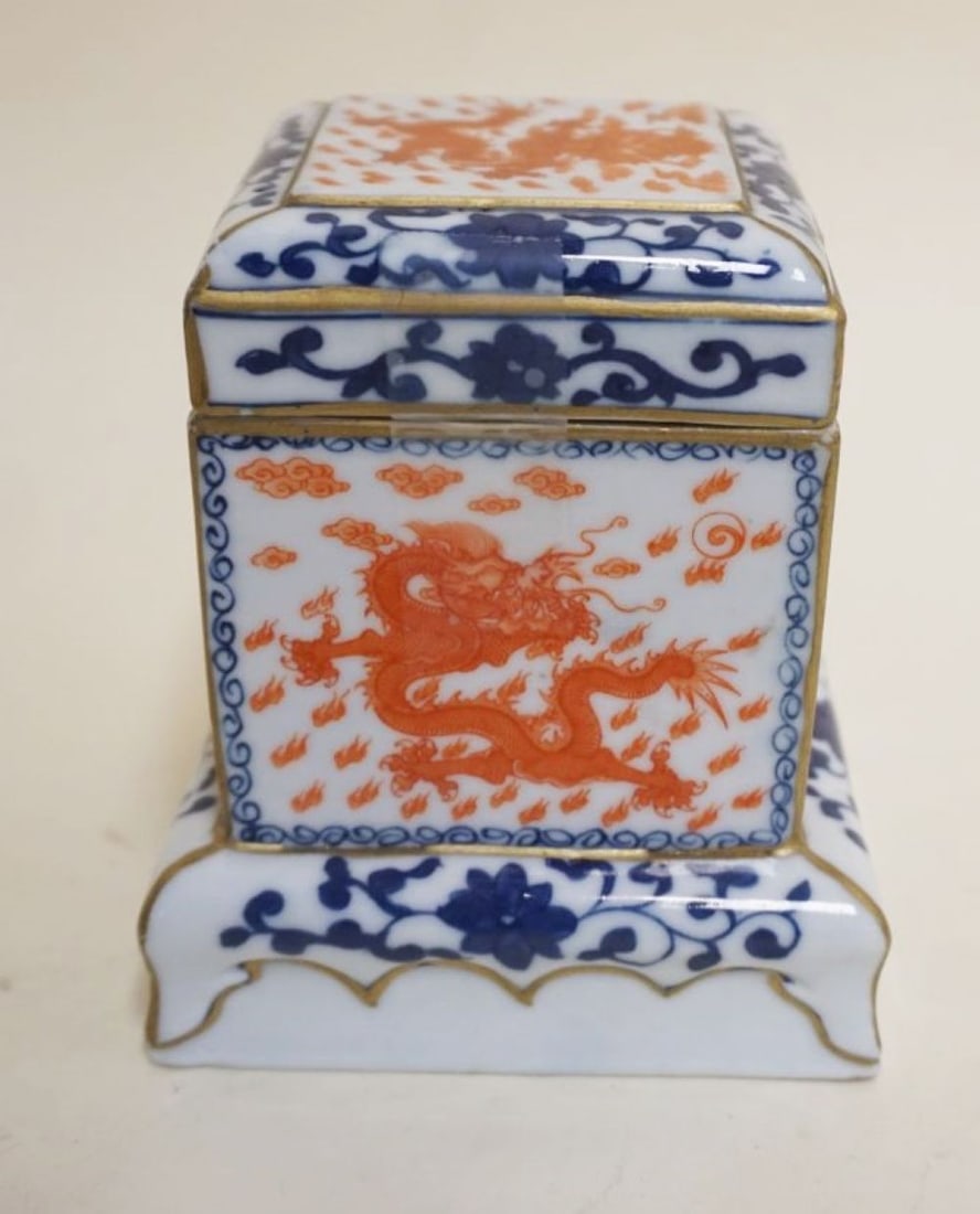 SMALL CHINESE PORCELAIN COVERED BOX (1 of 6)