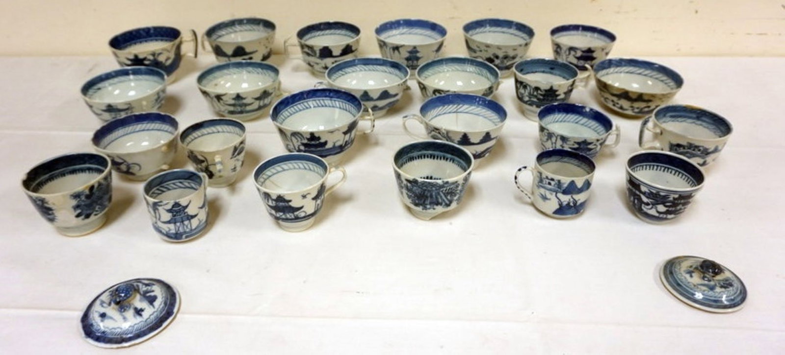 CHINESE CANTON PORCELAIN GROUP: CHINESE CANTON PORCELAIN LARGE GROUP OF ASSORTED CUPS, ALL WITH DAMAGE AND LOSS