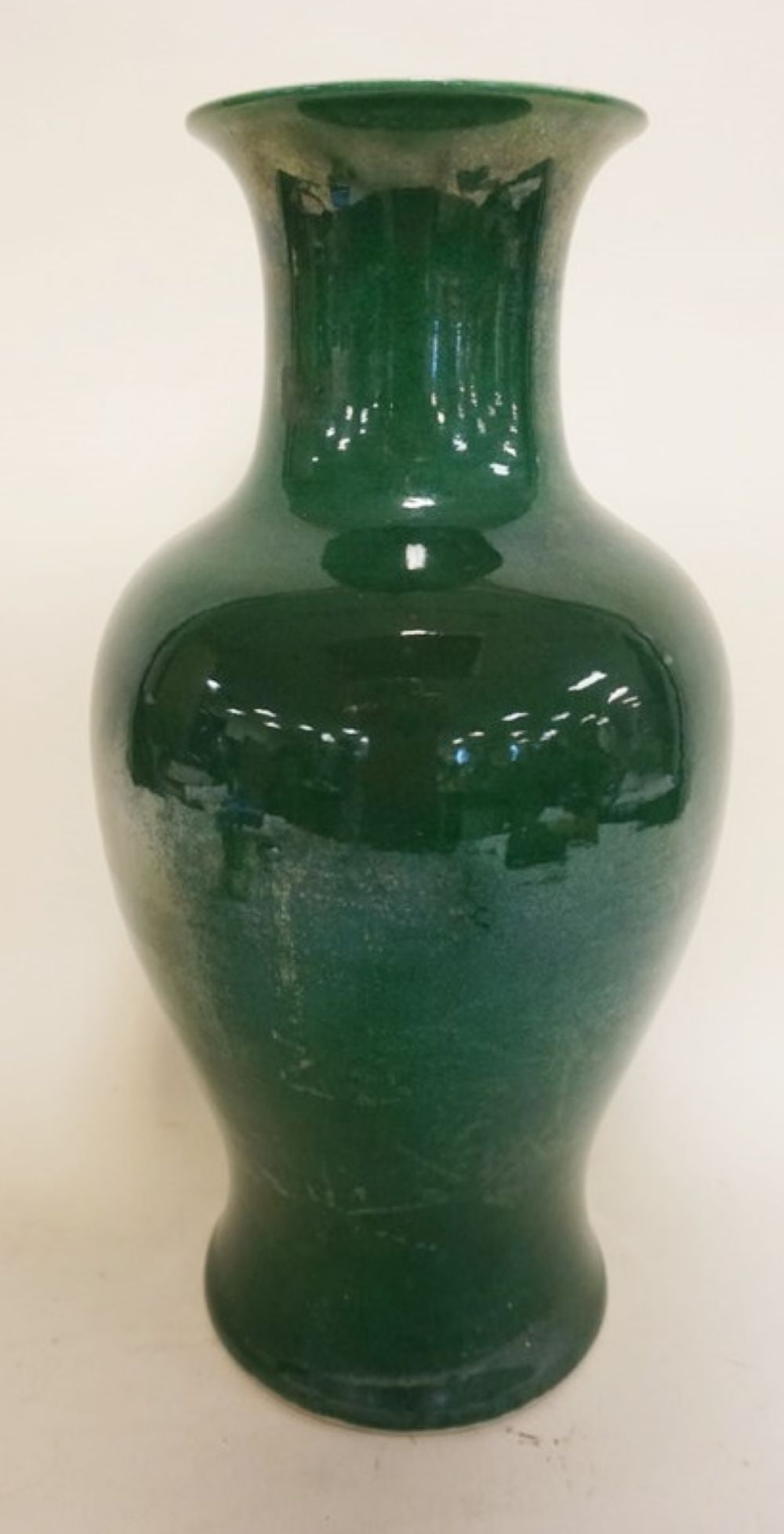 CHINESE EMERALD GREEN GLASED VASE: CHINESE EMERALD GREEN GLAZED PORCELAIN VASE, CHARACTER MARKS ON BASE, APPROXIMATEY 17 IN H