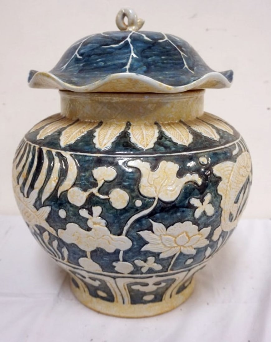 LARGE CHINESE COVERED JAR (1 of 7)