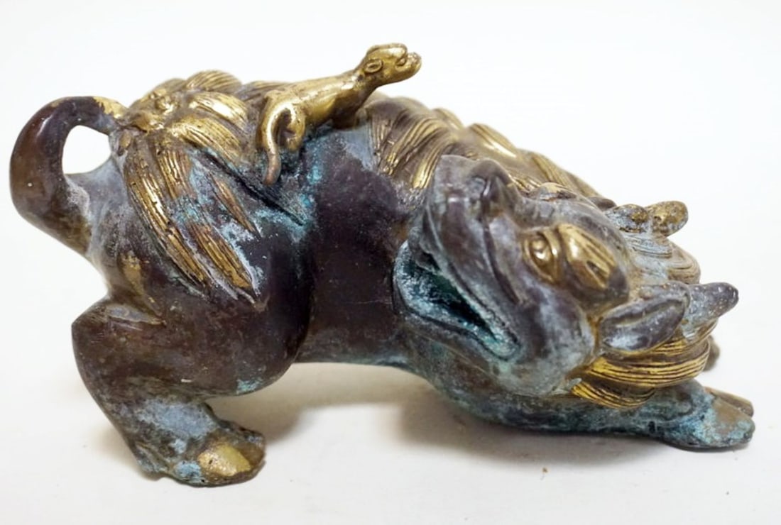 CHINESE BRONZE FOO DOOG: CHINESE BRONZE FOO DOG CARRYING FERRIT ON HIS BACK, APPROXIMATELY 7 IN X 4 IN X 3 IN H