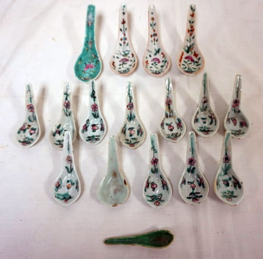 ASSORTED CHINESE PORCELAIN SPOONS: 19 ASSORTED CHINESE PORCELAIN SPOONS, LARGEST APPROXIMATELY 6 IN
