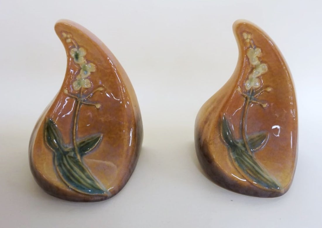 ROSEVILLE ART POTTERY *WINCRAFT* BOOKENDS: ROSEVILLE ART POTTERY *WINCRAFT* BOOKENDS, APPROXIMATELY 7 IN HIGH
