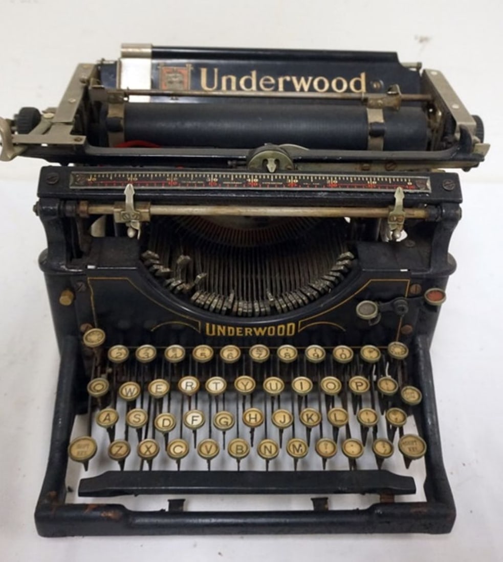 ANTIQUE UNDERWOOD TYPEWRITER (1 of 4)