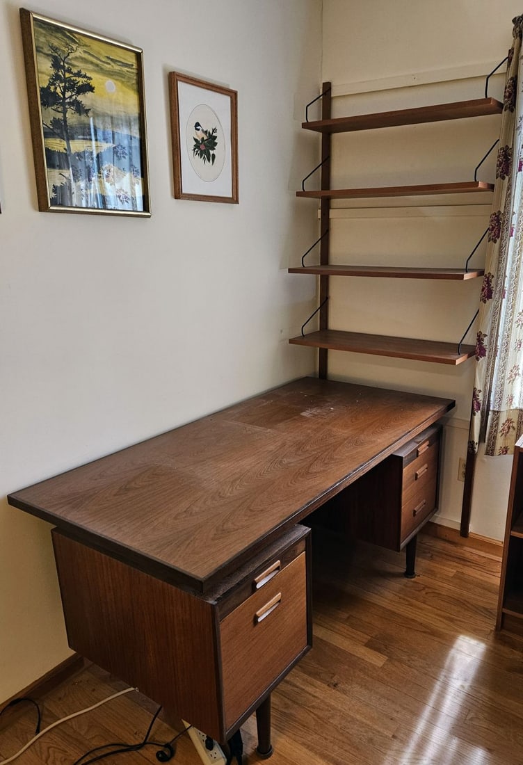 R.S. ASSOCIATES MCM FLOATING DESK (1 of 11)