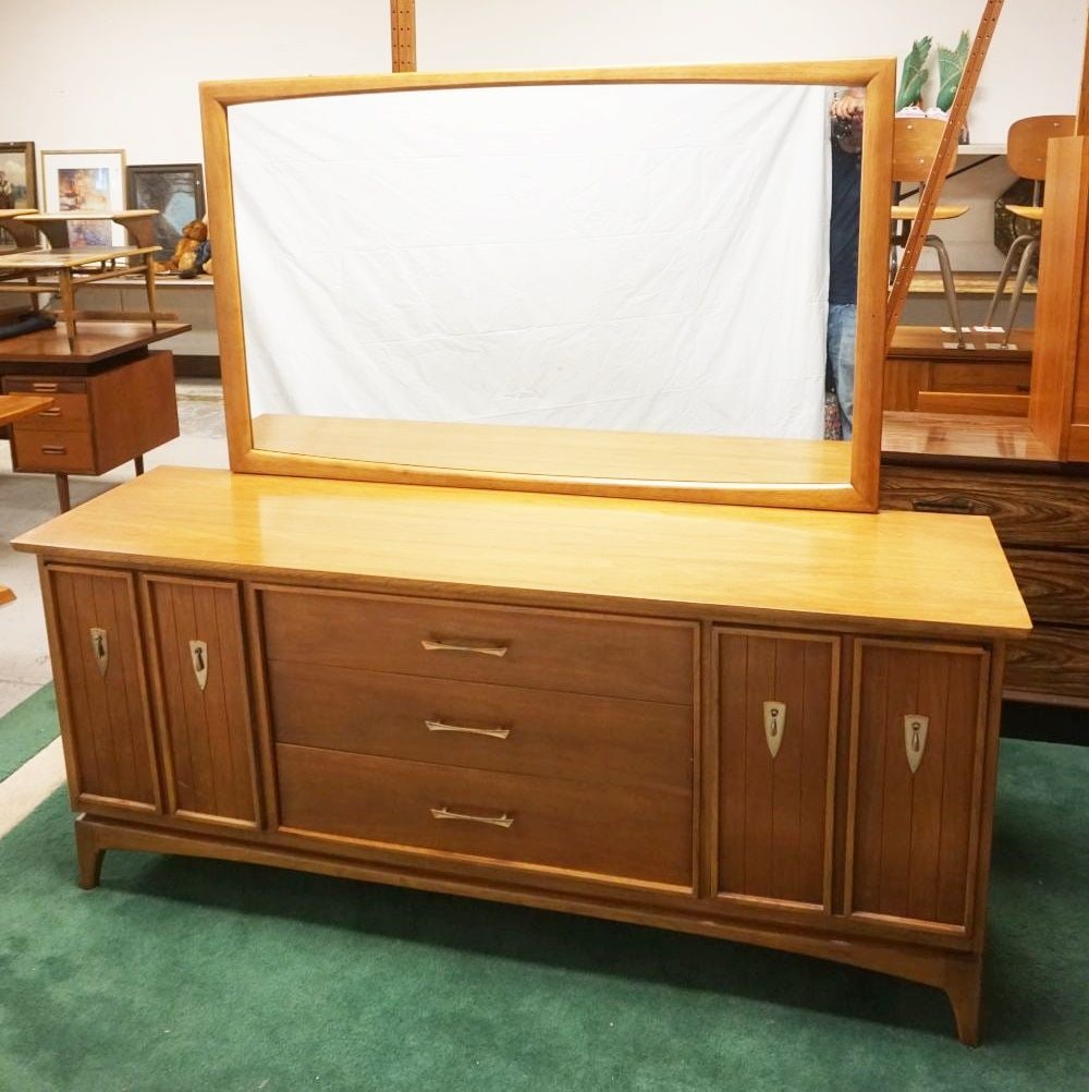 KENT COFFEY MCM CHEST AND NIGHT STAND (1 of 7)