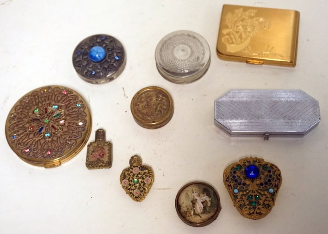 GROUP OF ASSORTED COMPACTS AND PERFUMES: GROUP OF ASSORTED COMPACTS AND PERFUMES INCLUDING BONCILLI, HOUBIGANT AND NORIDA