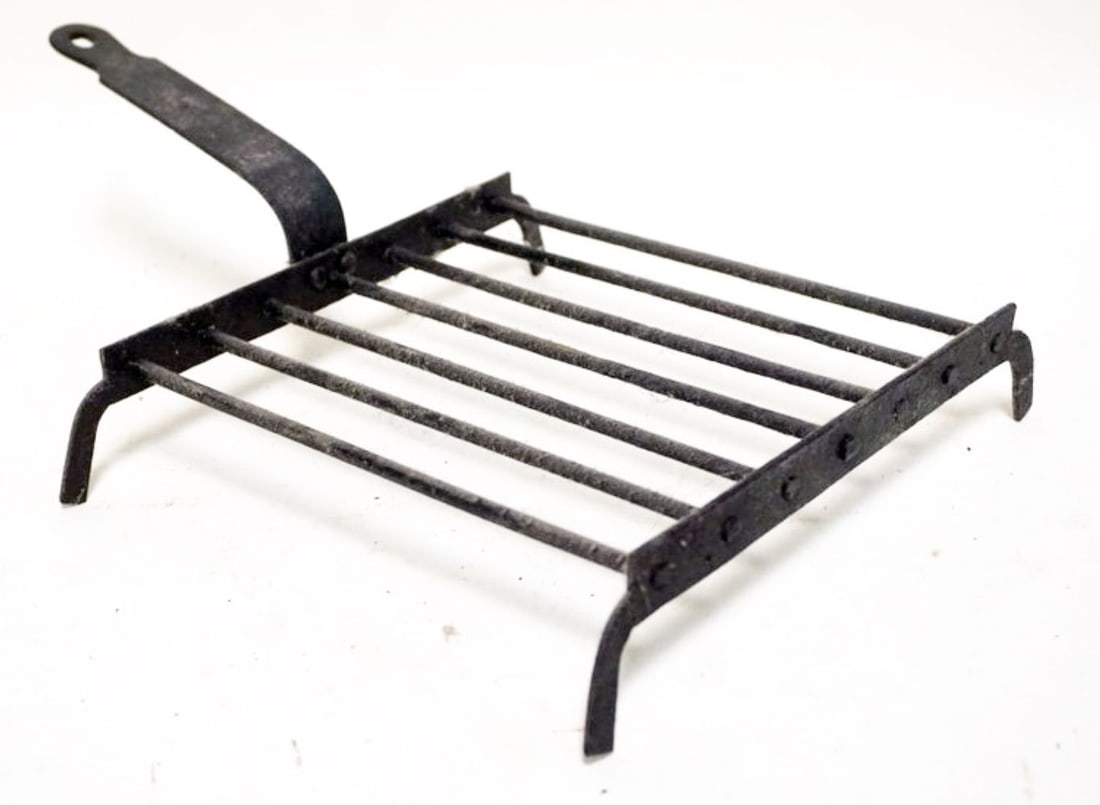 ANTIQUE WROUGHT IRON HEARTH GRIDIRON: ANTIQUE WROUGHT IRON HEARTH GRIDIRON, APPROXIMATELY 13 IN X 9 IN X 4 IN H
