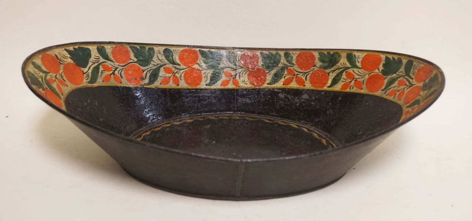 ANTIQUE TIN TOLE DECORATED BREAD BOWL (1 of 4)