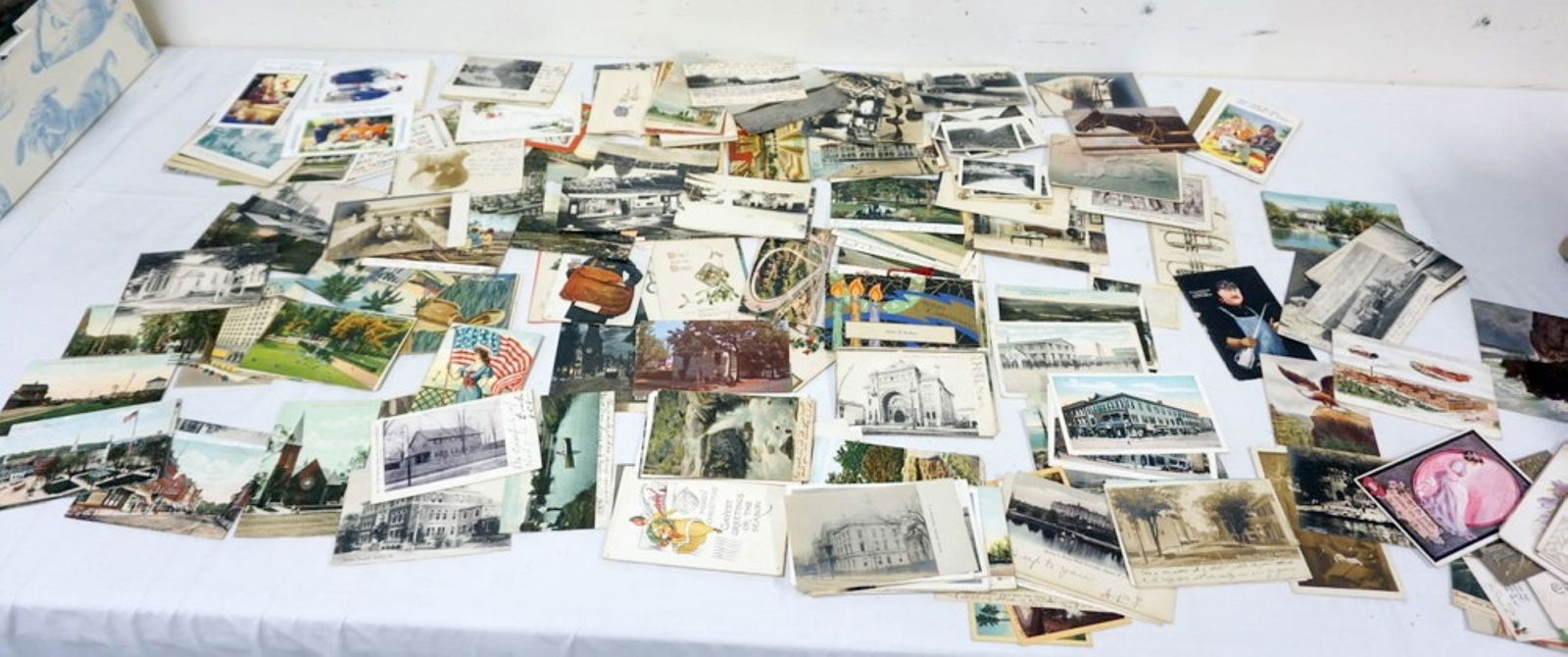 LARGE GROUP OF ASSORTED ANTIQUE POSTCARDS (1 of 18)