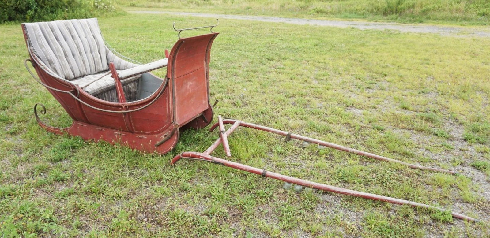 HORSE DRAWN SLEIGH: HORSE DRAWN SLEIGH, SLEIGH APPROXIMATELY 66 1/2 IN X 84 IN X 46 IN, PULL PORTION APPROXIMATELY 92 IN LONG