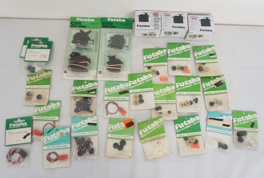 VINTAGE MODEL AIRPLANE PARTS (1 of 6)