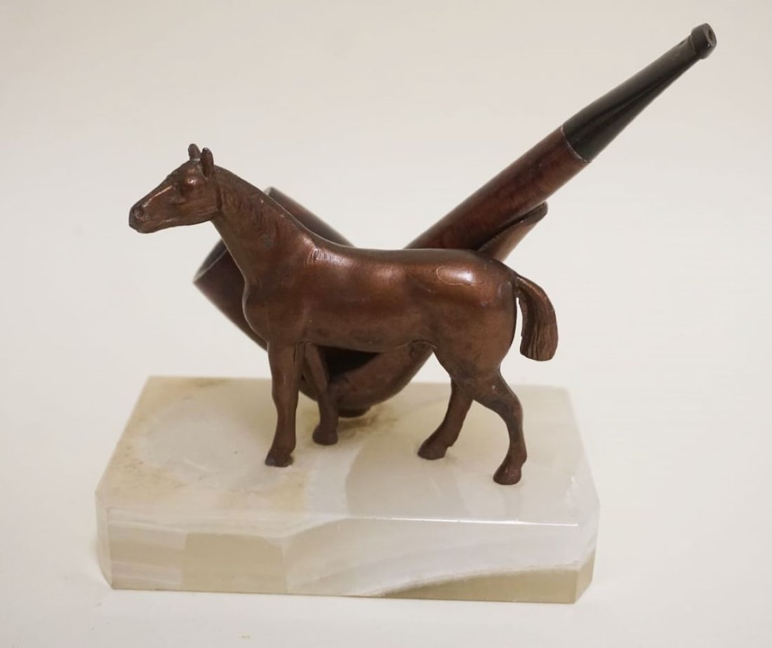 CAST METAL HORSE PIPE HOLDER: CAST METAL HORSE PIPE HOLDER MOUNTED ON ONYX BASE W/A BRIAR WOOD PIPE, APPROXIMATELY 5 IN X 3 IN X 5 IN HIGH