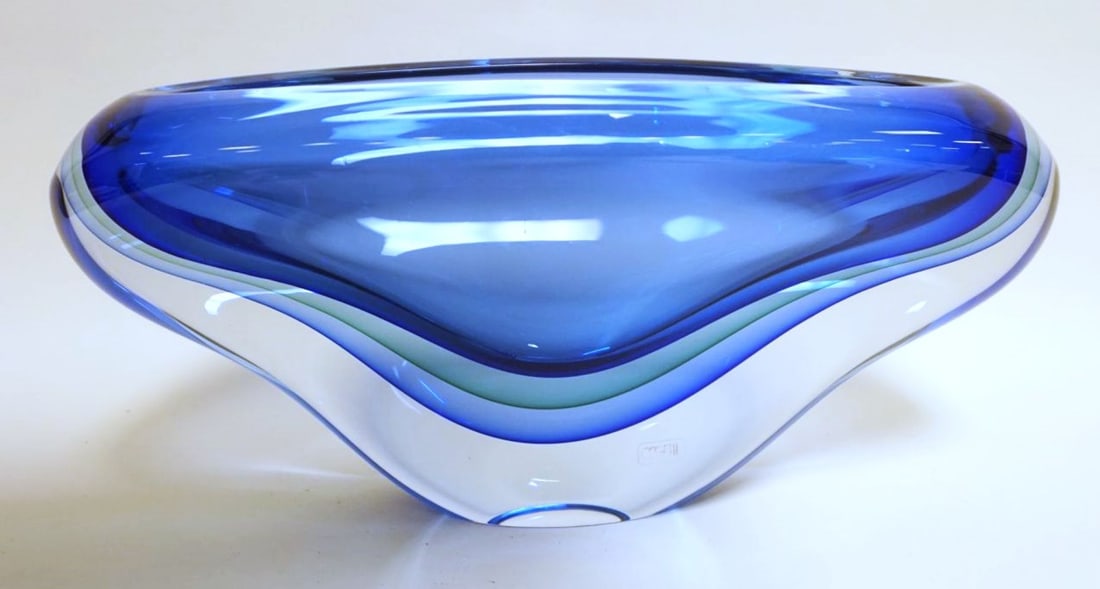 OGGETTI ITALIAN ART GLASS CONSOLE BOWL: OGGETTI ITALIAN ART GLASS CONSOLE BOWL, OVAL, ARTIST SIGNED, APPROXIMATELY 18 IN X 7 IN X 9 IN HIGH