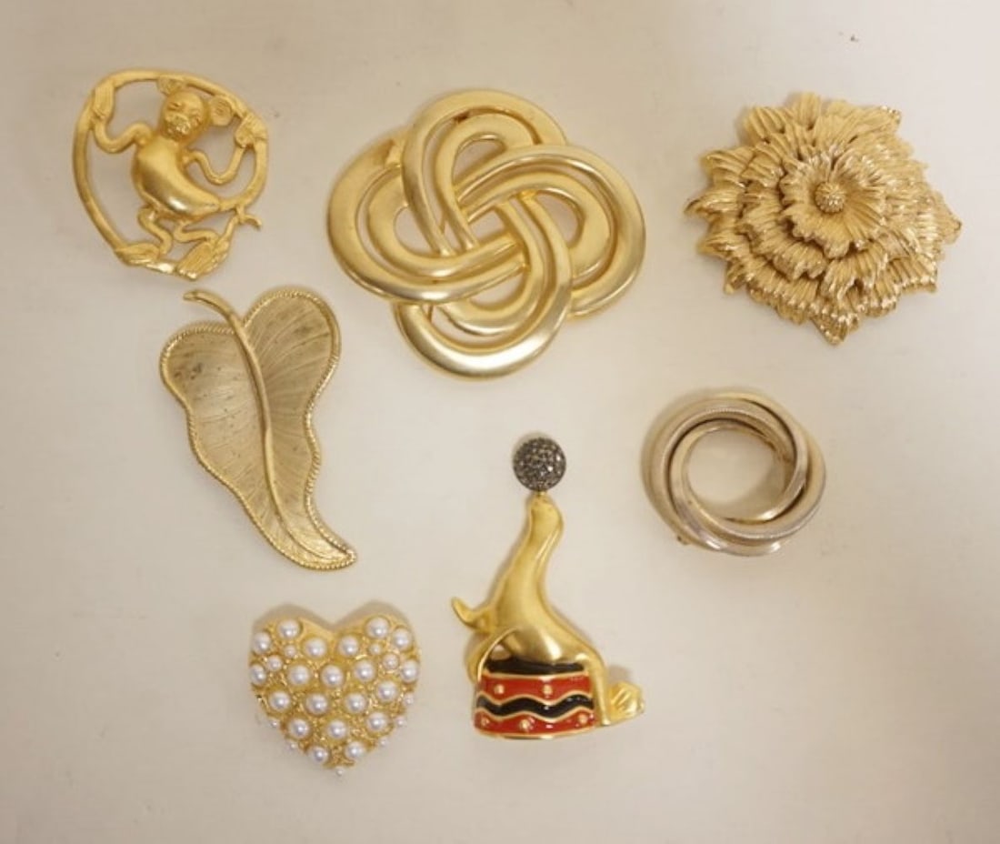 ASSORTED GROUP OF DESIGNER PINS (1 of 5)