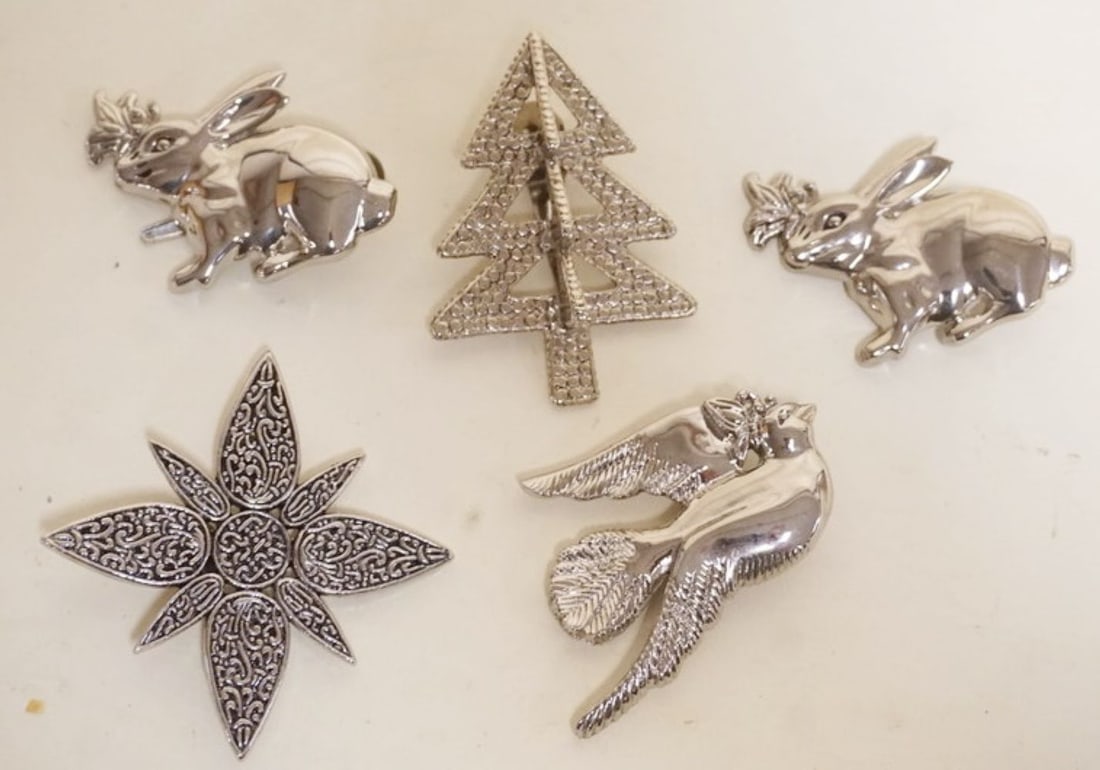 JOHN HARDY CLIPS: 5 SIGNED JOHN HARDY CLIPS/PINS