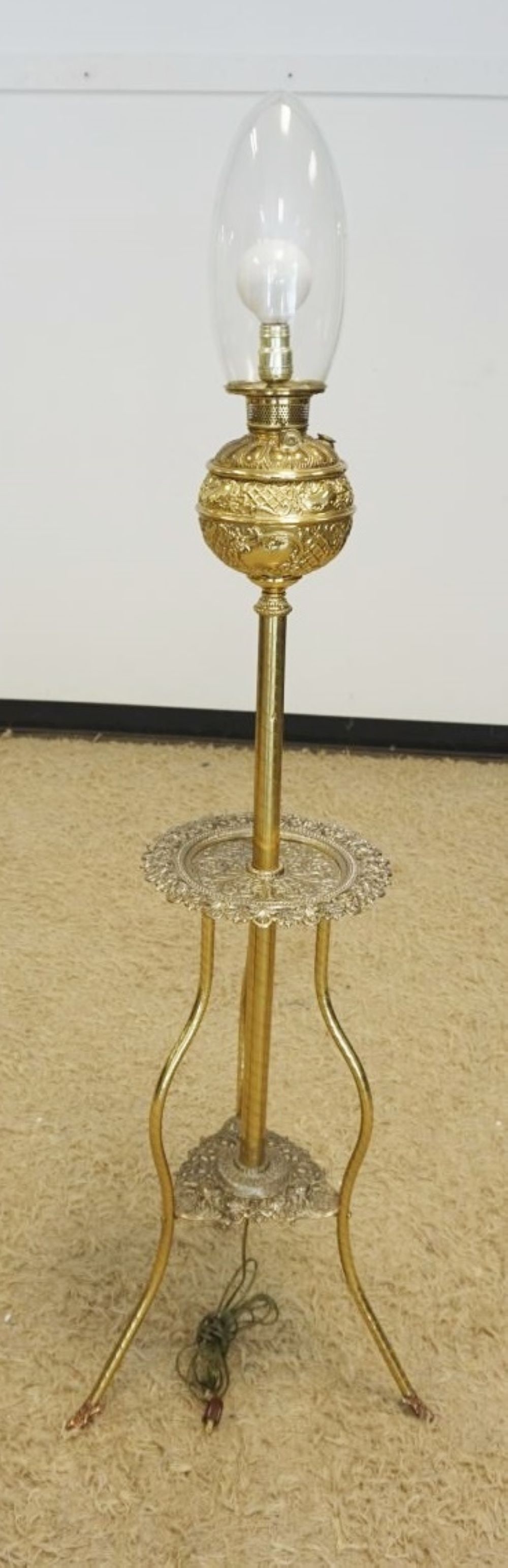 VICTORIAN BRASS PARLOR LAMP (1 of 3)