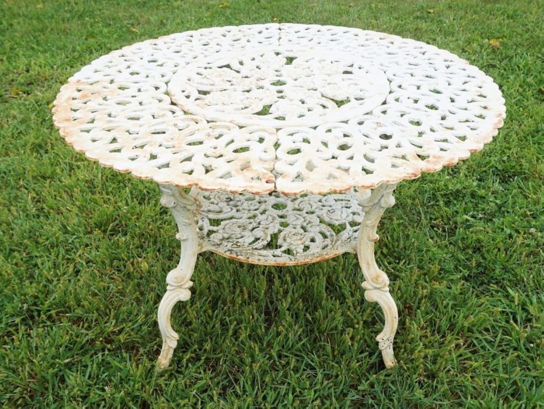 CAST METAL GARDEN PATIO TABLE: CAST METAL GARDEN PATIO TABLE, APPROXIMATELY 39 IN X 26 IN H