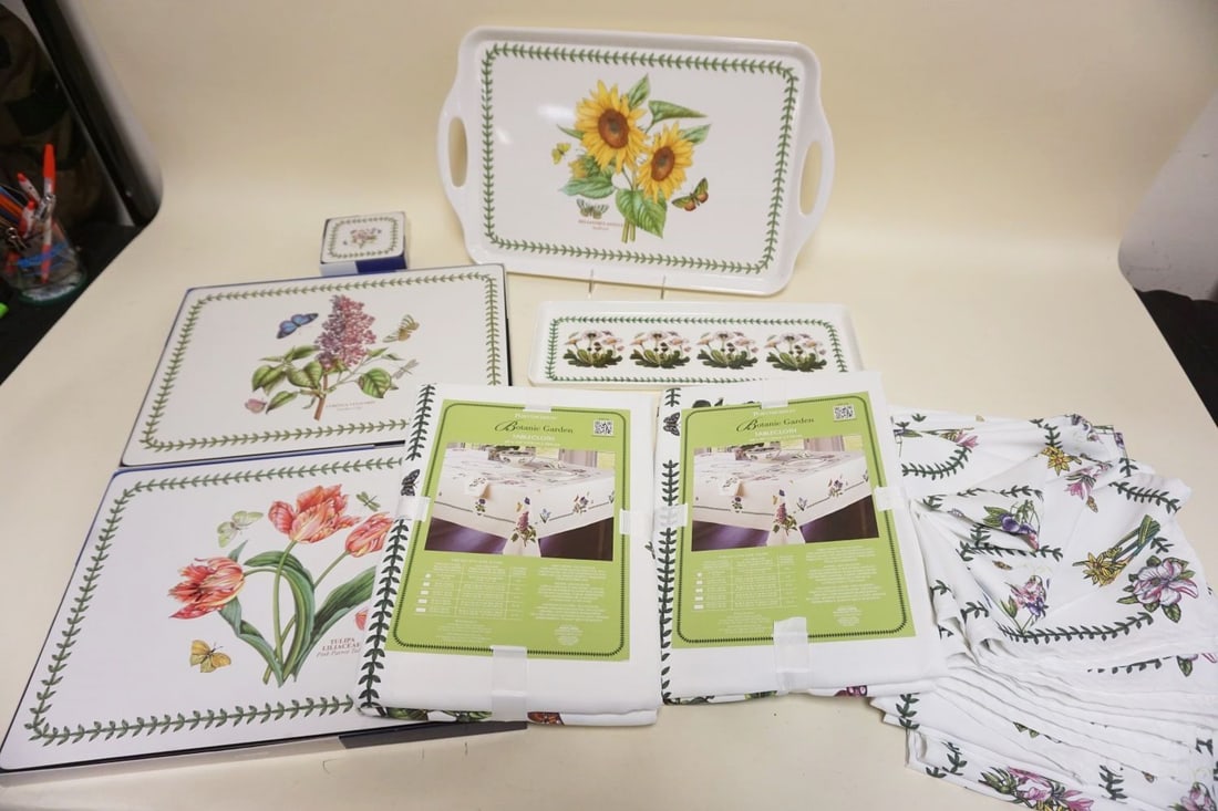 BOTANICAL GARDEN TABLE CLOTHS, ETC: BOTANICAL GARDEN TABLE CLOTHS, PLACEMATS, COASTERS & PLASTIC TRAYS, 3 PLACEMATS HAVE SOME STAINING