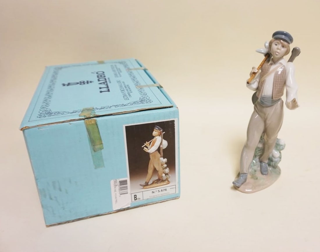 LLADRO PORCELAIN FIGURE (1 of 6)