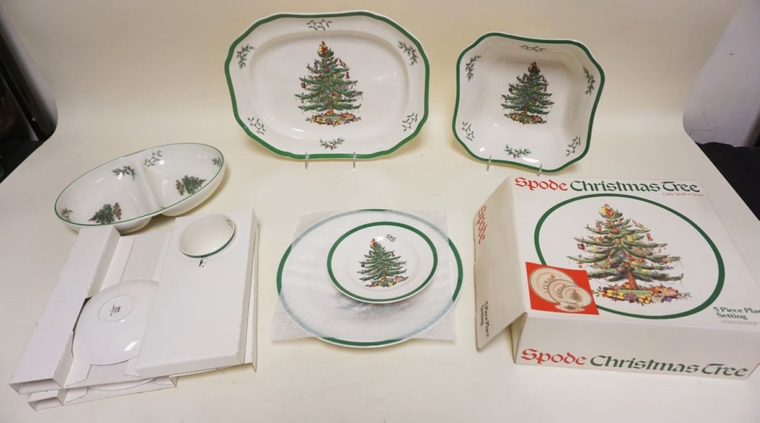 SPODE CHRISTMAS TREE PLACE SETTING (1 of 4)