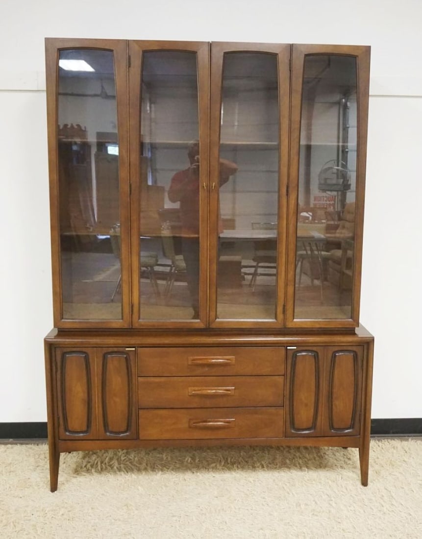 MCM BROYHILL PREMIER BREAKFRONT (1 of 7)