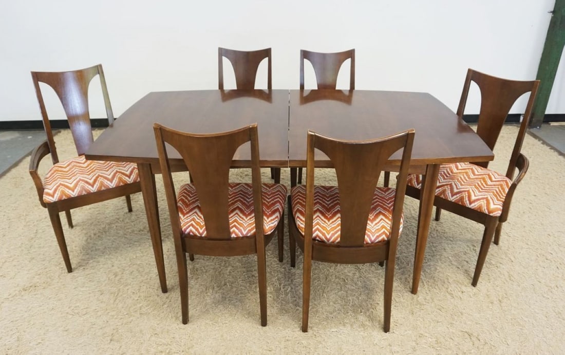 MCM BROYHILL PREMIER TABLE AND CHAIRS (1 of 4)