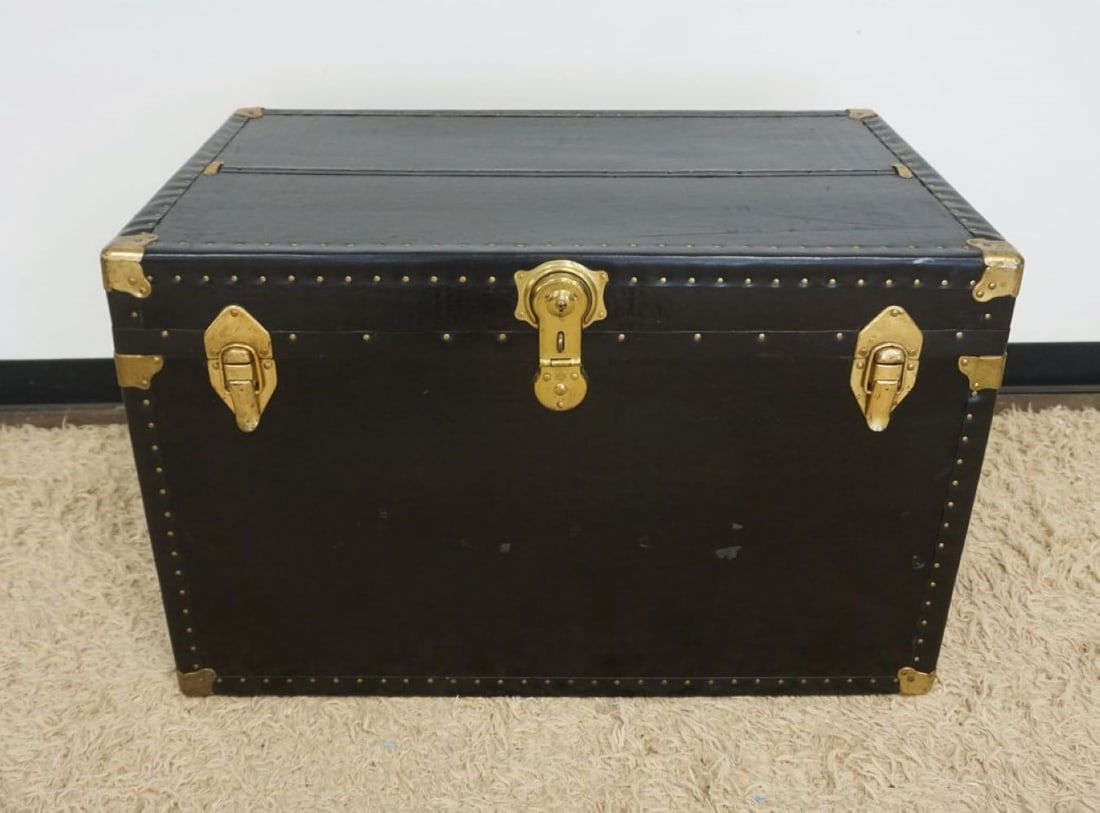 STEAMER TRUNK: STEAMER TRUNK WITH INTERIOR TRAY, APPROXIMATELY 38 IN X 22 IN X 22 IN H