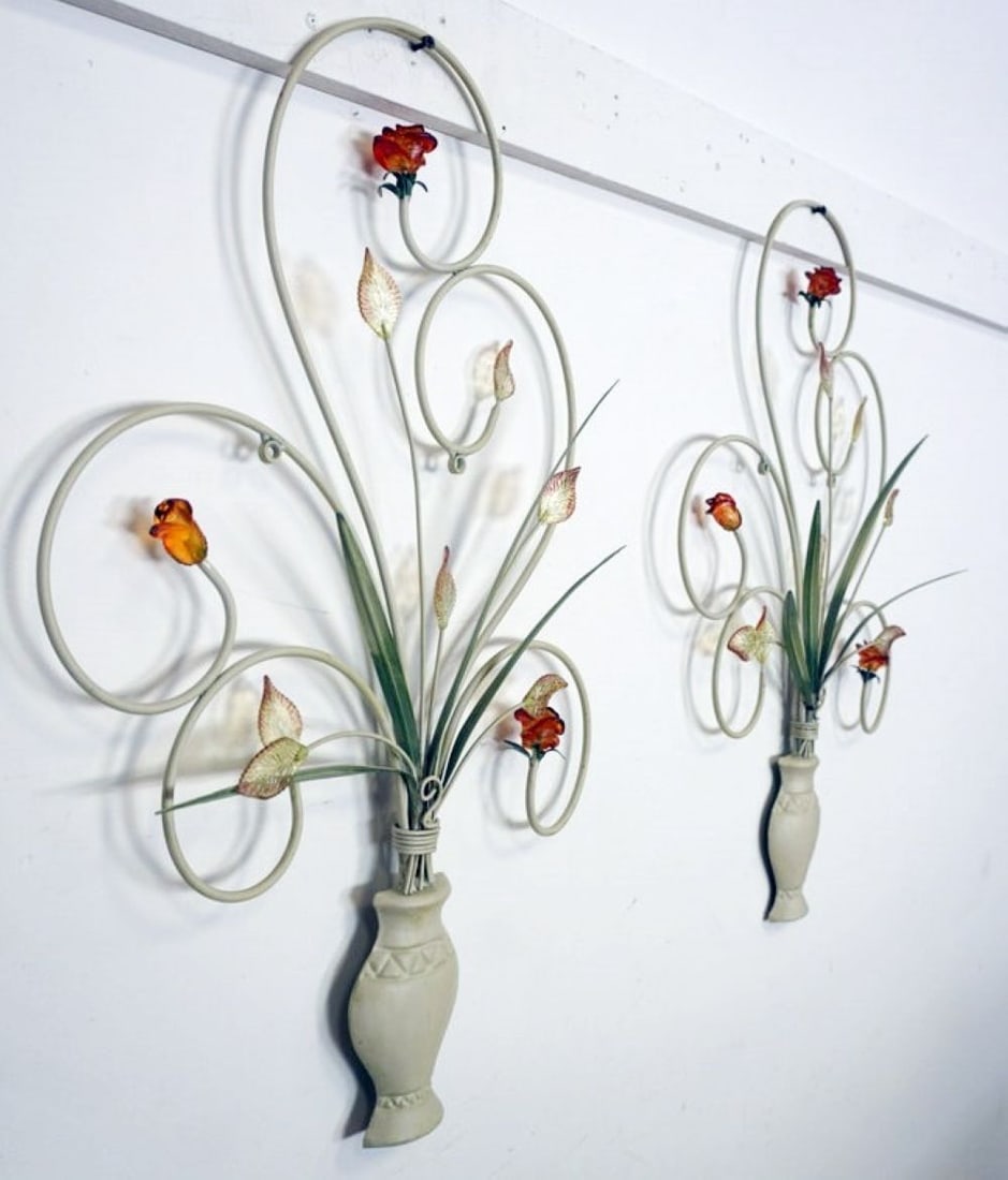 METAL FLORAL WALL HANGING SCULPTURES: PAIR OF METAL FLORAL WALL HANGING SCULPTURES, EACH APPROXIMATELY 17 IN X 26 IN H